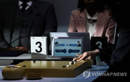 이세돌 '신의 한 수'를 찾아 (서울=연합뉴스) 홍해인 기자 = 이세돌 9단이 18일 서울 강남구 바디프랜드 도곡타워에서 '바디프랜드 브레인마사지배 이세돌 vs 한돌' 은퇴 대국 제1국을 펼치며 흑돌을 바둑판에 놓고 있다. 한돌은 NHN이 2017년 12월 선보인 바둑 인공지능(AI) 프로그램이다.      한국 바둑의 간판으로 활동했던 이세돌 9단은 한국기원에 사직서를 제출하며 24년 4개월간의 현역 프로 기사 생활을 마감하고 전격 은퇴했다. 2019.12.18 hihong@yna.co.kr