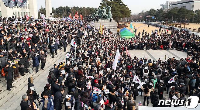 지난 16일 서울 여의도 국회 본관 계단에서 열린 자유한국당 공수처법 선거법 날치기 저지 규탄대회에서 참석자들이 구호를 외치고 있다. 2019.12.16/뉴스1 © News1 김명섭 기자