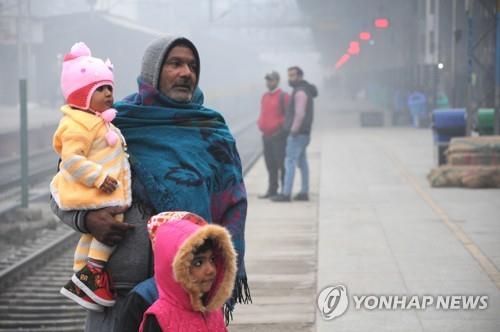 12월 17일 겨울옷으로 단단히 무장한 인도 북부 암리차르의 한 가족. [EPA=연합뉴스]