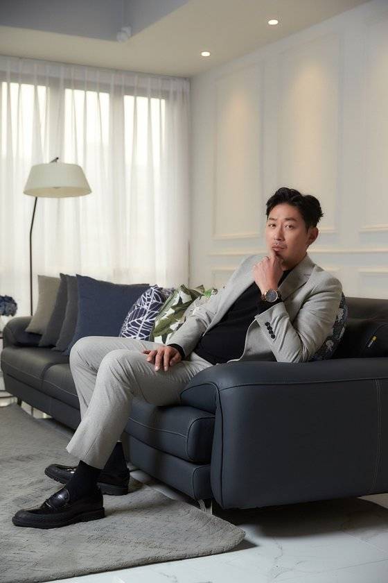 배우 하정우가 영화 '백두산'에서 수지와 부부로 호흡을 맞춘 소감을 밝혔다.ⓒCJ엔터테인먼트