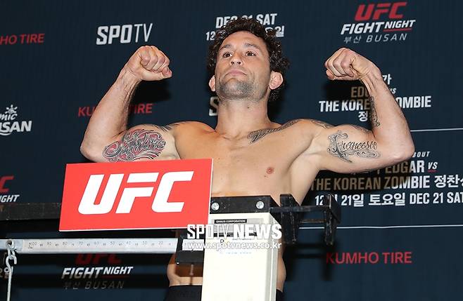 ▲ 20일 부산 롯데호텔에서 열린 UFC 파이트 나이트 165 계체에서 146파운드로 통과한 정찬성이 두 팔을 번쩍 들어올렸다. 상대 프렝키 에드가도 같은 146파운드를 기록했다. ⓒ곽혜미 기자