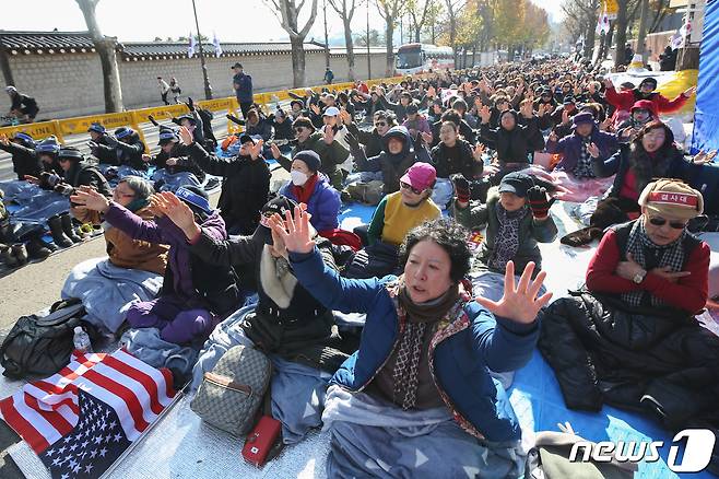 '문재인하야 범국민투쟁본부'(범투본) 회원들이 지난달 26일 오전 서울 청와대 앞에서 집회를 하고 있다. /뉴스1 © News1 성동훈 기자