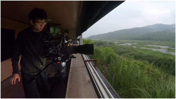 김어진씨가 지난 6월 비무장지대(DMZ)에서 새들의 모습을 담기 위해 카메라를 조정하고 있다. 김어진씨 제공