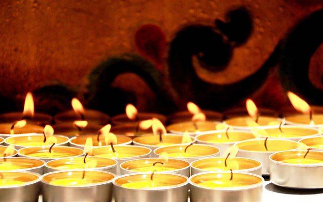 광인사 녹도모전 앞을 밝힌 향불.