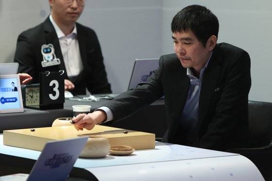 이세돌의 한 수   (신안=연합뉴스) 정회성 기자 = 이세돌 9단이 21일 전남 신안군 엘도라도리조트에서 '바디프렌드 브레인마사지배 이세돌 vs 한돌' 은퇴 대국에서 바둑판에 흑돌을 놓고 있다. 2019.12.21   hs@yna.co.kr/2019-12-21 13:24:17/ <저작권자 ⓒ 1980-2019 ㈜연합뉴스. 무단 전재 재배포 금지.>