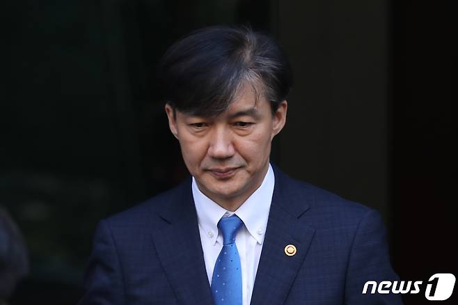 지난 10월13일 서초구 방배동 자택을 나서는 조국 전 법무부장관의 모습. (뉴스1 DB) 2019.12.23/뉴스1