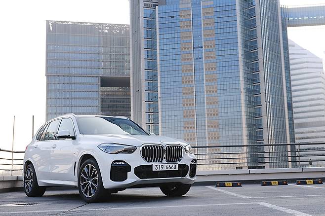 새로운 BMW X5와 자유로 주행에 나섰다.