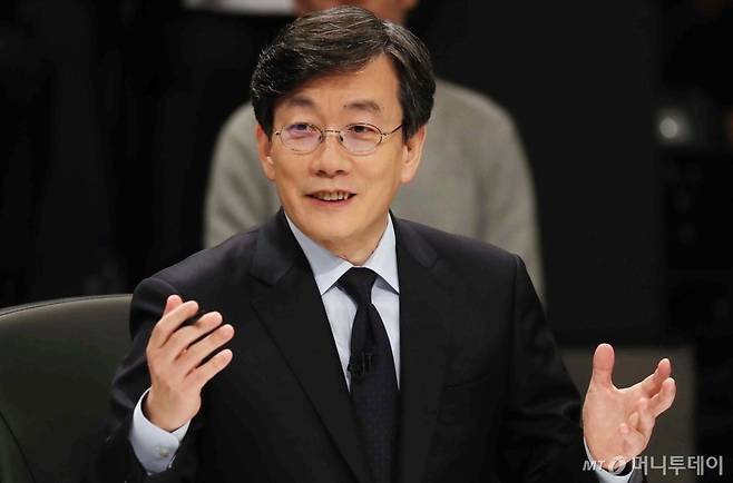 손석희 앵커가 25일 오후 경기도 고양시 빛마루 방송지원센터에서 진행된 '중앙일보-JTBC-한국정치학회 공동주최 2017 대통령 후보 초청 토론회'에서 진행을 하고 있다. 사진=국회사진취재단