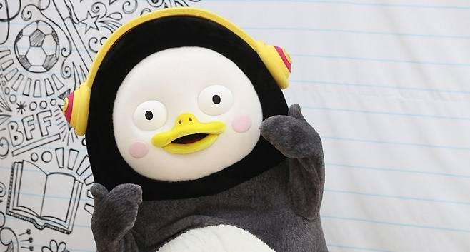 EBS의 연습생이자 100만 구독자를 거느린 ‘유튜브 셀럽’ 펭수의 2020년도 달력이 제작, 23일 오후 4시부터 한 온라인 쇼핑몰을 통해 예약 판매된다. [연합]