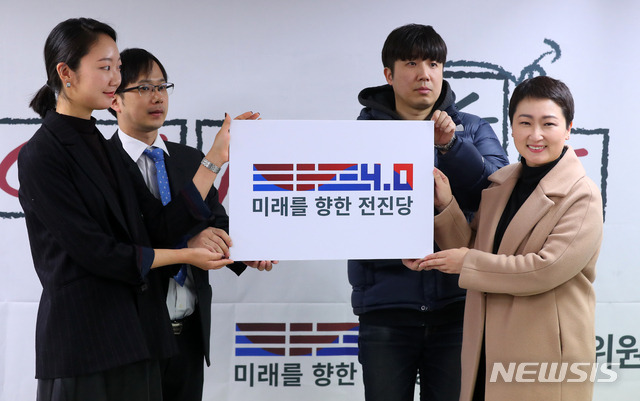 [서울=뉴시스]전신 기자 = 이언주 미래를 향한 전진 4.0 창당준비위원장이 23일 서울 영등포구 한양빌딩에서 열린 전진당 '1차 영입인선발표 및 주요 임명장 수여 등 당기, 당로고 공개 행사'에서 당로고를 공개하고 있다. 2019.12.23.  photo1006@newsis.com