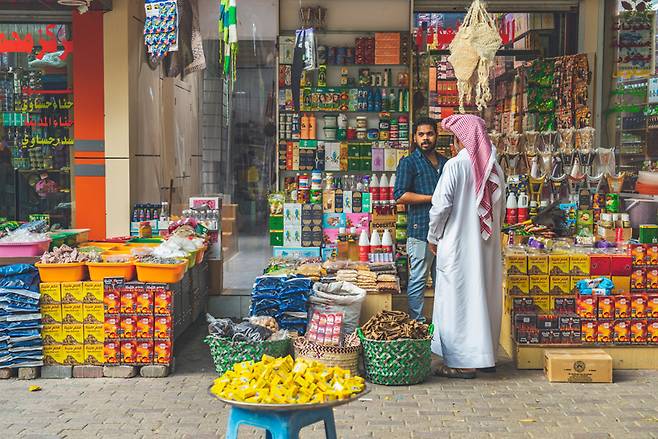 식료품을 구매하는 현지인. 에누리를 향한 실랑이가 무척 재미있었다