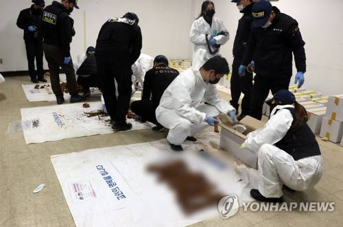 옛 광주교도소에서 유골 검시하는 합동조사단 (광주=연합뉴스) 광주 북구 옛 광주교도소에서 20일 검경, 군 유해발굴단, 의문사조사위원회 등으로 이뤄진 합동조사반이 옛 교도소 무연고자 공동묘지에서 발굴한 유골을 검시하고 있다. 합동조사반은 해당 유골과 5·18 민주화운동 행방불명자의 관련성을 조사하고 있다. 2019.12.21 [5·18기념재단 제공. 재판매 및 DB 금지] hs@yna.co.kr