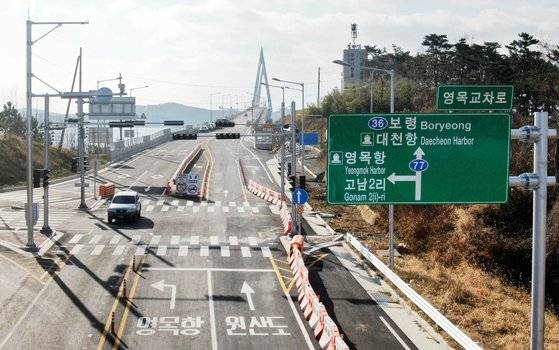 국도 77호선 충남 보령시 오천면 원산도와 태안군 고남면 영목항(안면도)을 잇는 해상교량인 원산안면대교가 개통을 앞두고 막바지 공사가 한창이다. 이 교량은 26일 오후 4시를 기해 공식 개통한다. [연합뉴스]