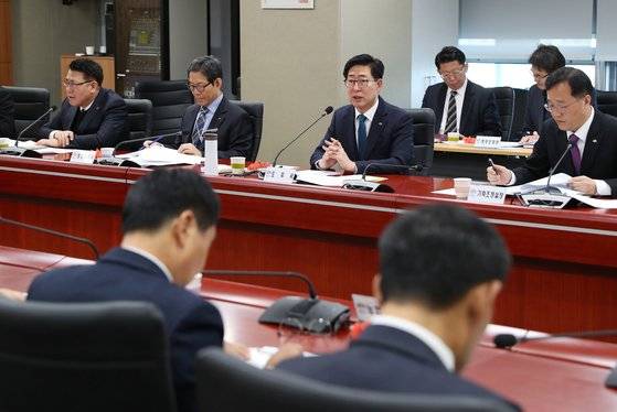 양승조 충남도지사가 23일 충남도청 중회의실에서 열린 실국원장회의에서 26일 개통 예정인 원산안면대교와 관련, 보령시와 태안군의 화합을 당부하고 있다. [사진 충남도]