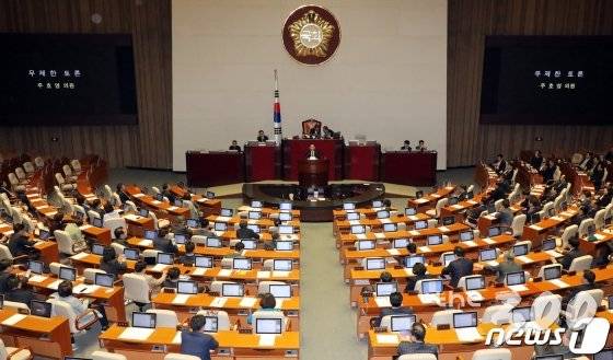 주호영 자유한국당 의원이 지난 23일 오후 서울 여의도 국회에서 열린 제372회 국회 (임시회) 제1차 본회의에서 공직선거법 일부개정법률안에 대한 무제한 토론(필리버스터)을 하고 있다.  /사진=뉴스1