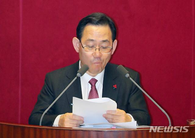 [서울=뉴시스] 장세영 기자 =  주호영(왼쪽) 자유한국당 의원이 24일 서울 여의도 국회 본회의에서 열린 '선거법 개정안'에 대해 무제한토론에서 사탕을 먹으며 발언을 이어가고 있다. 2019.12.24. photothink@newsis.com