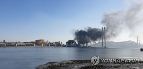 포스코 광양제철소 폭발추정 화재 (광양=연합뉴스) 24일 오후 1시 41분께 전남 광양시 포스코 광양제철소에서 폭발로 추정되는 불로 연기가 나고 있다. [독자 제공. DB및 재판매 금지] iny@yna.co.kr