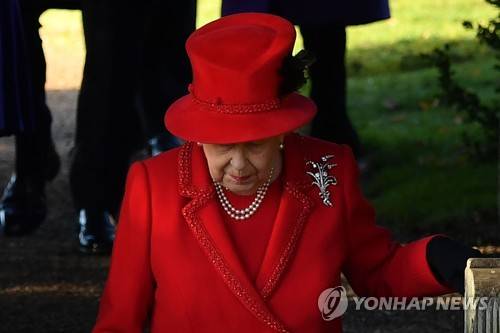 25일 왕실 성탄예배에 참석한 뒤 교회를 나서는 영국의 엘리자베스 여왕 [AFP=연합뉴스]