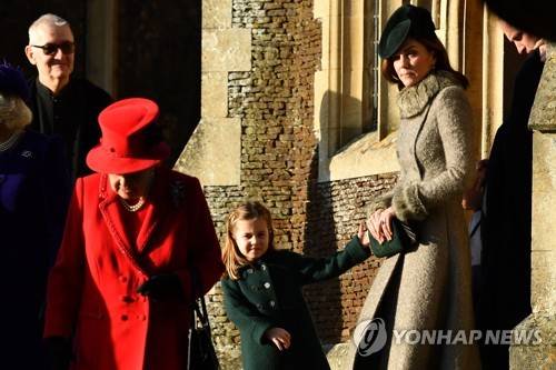 25일 왕실 성탄예배를 마치고 교회에서 나오는 영국 엘리자베스 2세 여왕(왼쪽서 두번째)과 증손녀 샬럿 공주(가운데), 케이트 미들턴 왕세손빈(오른쪽) [AFP=연합뉴스]
