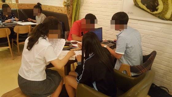 교육부가 ‘학교생활기록 작성 및 관리지침’ 개정안을 행정예고함에 따라 내년부터는 모든 수행평가를 학교에서 진행하게 됐다. 학생들이 카페에 모여 조별 수행평가 관련해 논의하는 모습. [중앙포토]