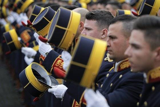 지난 12월 22일 루마니아 수도 부쿠레슈티에서 열린 루마니아 혁명 30주년 기념행사 중 군인들이 군모를 벗어 희생자에 대한 추모를 표시하고 있다. [AP=연합뉴스]