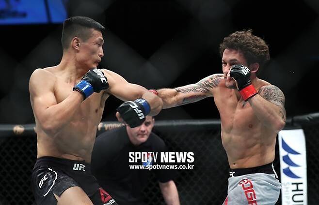 ▲ 정찬성(왼쪽)은 지난 21일 UFC 부산 대회에서 프랭키 에드가를 펀치 TKO로 눕혔다. ⓒ 한희재 기자