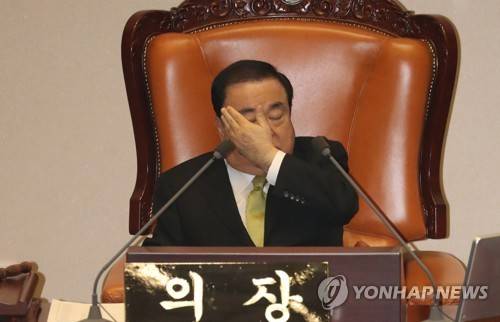 얼굴 만지는 문희상 의장 (서울=연합뉴스) 하사헌 기자 = '공직선거법 개정안'에 대한 '무제한 토론'이 사흘째 이어진 25일 오후 국회 본회의장에서 문희상 국회의장이 토론을 들으며 얼굴을 만지고 있다. 2019.12.25 toadboy@yna.co.kr