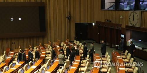 필리버스터 후 본회의장 나가는 한국당 의원들 (서울=연합뉴스) 하사헌 기자 = 공직선거법 개정안에 대해 자유한국당이 신청한 필리버스터가 26일 0시 임시국회 회기가 끝나면서 자동으로 종료됐다. 자유한국당 의원들이 본회의 산회 후 본회의장을 떠나고 있다. 2019.12.26 toadboy@yna.co.kr