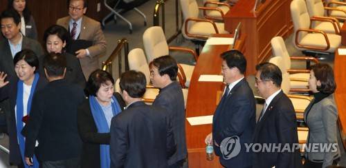 필리버스터 후 본회의장 나가는 민주당 의원들 (서울=연합뉴스) 하사헌 기자 = 공직선거법 개정안에 대해 자유한국당이 신청한 필리버스터가 26일 0시 임시국회 회기가 끝나면서 자동으로 종료됐다. 더불어민주당 의원들이 본회의 산회 후 본회의장을 떠나고 있다.  2019.12.26 toadboy@yna.co.kr