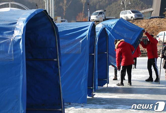 제13회 평창송어축제 개막을 하루 앞둔 27일 강원도 평창군 진부면 오대천에서 얼음낚시객을 위한 텐트 설치작업이 한창이다. 축제는 당초 이상기온으로 일주일 연기됐으나 때마침 한파가 찾아오면서 28일 개막이 차질 없이 준비되고 있다.2019.12.27/뉴스1 © News1 권혜민 기자