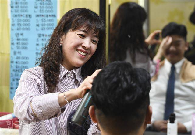 인터뷰를 한 23일, 취직시험 면접을 보러 간다는 한 청년의 머리를 그가 매만지고 있다. 구미=박형기 인턴기자