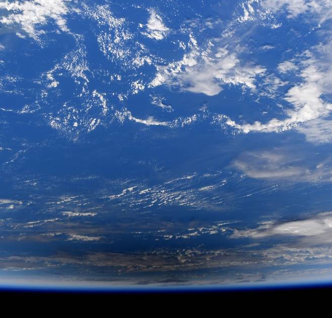 국제우주정거장에 머물고 있는 제시카 메이어가 촬영한 금환일식