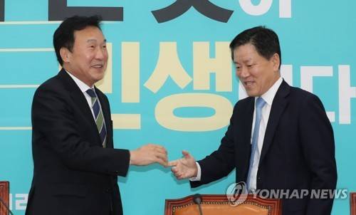 악수하는 손학규와 주승용 (서울=연합뉴스) 하사헌 기자 = 바른미래당 손학규 대표와 주승용 국회부의장이 27일 오전 서울 여의도 국회에서 열린 바른미래당 최고위원회의에서 악수하고 있다.  2019.12.27 toadboy@yna.co.kr
