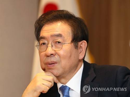 신년 인터뷰하는 박원순 시장 (서울=연합뉴스) 이지은 기자 = 박원순 서울시장이 서울시청 시장실에서 연합뉴스와 신년 인터뷰를 하고 있다. 2019.12.27 jieunlee@yna.co.kr