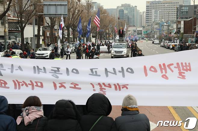 맹학교학부모회가 28일 오후 서울 종로구 효자주민센터 인근에서 시각장애인 학습권 및 주민안정권 확보를 위해 광화문광장에서 청와대 방면으로 행진하는 보수단체를 막아서고 있다. 2019.12.28/뉴스1 © News1 이승배 기자