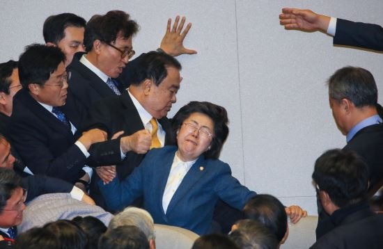 문 의장을 온 몸으로 막고 있는 이 의원. 연합뉴스