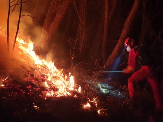 27일 오후 영남알프스로 불리는 울산시 울주군 간월산과 신불산 경계 지점에서 산불이 발생해 약 5시간 30분 만에 꺼졌다. 뉴시스