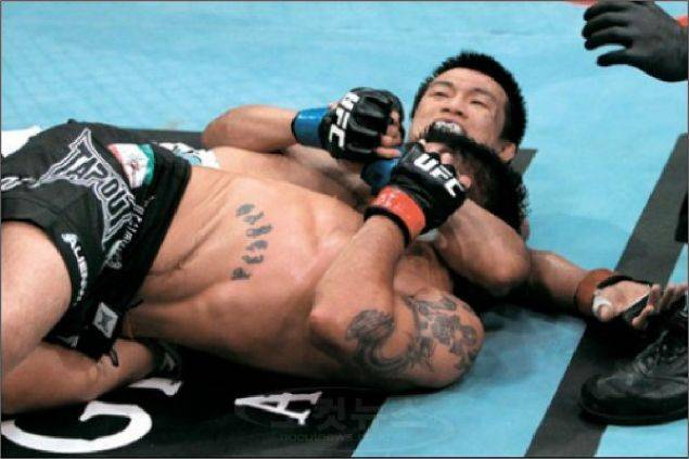 정찬성은 2010년 조지 루프에 당한 하이킥 실신KO패를 도약의 밑거름으로 삼았다. 사진은 레오나르드 가르시아에 서브미션 기술인 트위스터를 거는 모습. 자료사진