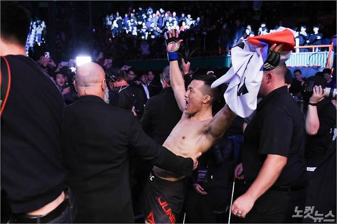 지난 21일 오후 부산 사직실내체육관에서 열린 'UFC 파이트 나이트 부산' 메인카드 페더급 경기. 정찬성이 프랭키 에드가에게 TKO로 승리 후 환호하고 있다. 이한형 기자/자료사진