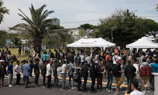 ⓒ시사IN 이명익2018년 6월18일 예멘인들이 제주출입국· 외국인청에서 열린 취업박람회에 참가하기 위해 줄을 서고 있다.