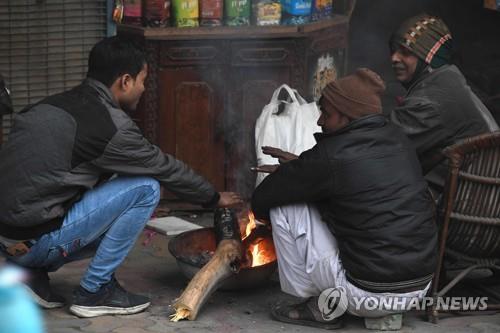 12월 26일 인도 뉴델리 시내에서 모닥불로 몸을 녹이는 이들. [AFP=연합뉴스]