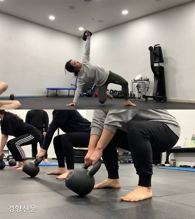 가능하지 않을 것 같았던 무게의 케틀벨을 머리 위로 들어 올리는 때 아드레 날린이 터지는 느낌. 그 희열이 근력운동의 매력이라는 박지연씨는 이 운동은 일상의 사소한 성공을 쌓아가는 것이라고 했다. 남에게 보여지는 몸을 갖기 위해 집착하면서 타고난 몸의 모습을 미워했던 시간도 있었다. 하지만 운동을 하고서 몸이 제대로 기능하며 강해지는 것을 느끼며 자신의 몸을 사랑하게 됐다. 출처 | 본인 제공 영상 캡처
