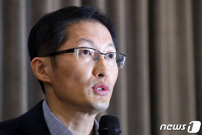 지난달 13일 오전 경기도 수원시 영통구 경기중앙지방변호사회관에서 열린 화성연쇄살인 8차 사건 재심청구 기자회견에서 재심 조력자인 박준영 변호사가 기자회견문을 낭독하고 있다. /사진= 뉴스1
