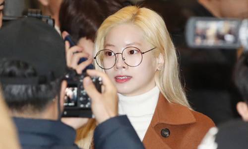 트와이스 다현이 29일 김포국제공항을 통해 일본으로 출국하고 있다. 김포=뉴스1