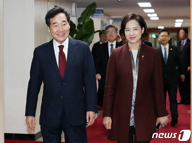 이낙연 국무총리와 유은혜 사회부총리 겸 교육부 장관이 30일 오전 서울 세종대로 정부서울청사에서 열린 국무회의에 들어서고 있다. 2019.12.30/뉴스1 © News1 이재명 기자