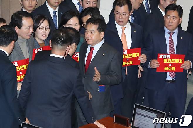 자유한국당 의원들이 30일 오후 서울 여의도 국회 본회의장에서 제374회 국회(임시회) 제1차 본회의 개의에 앞서 국회의장석을 막고 구호를 외치고 있다.이날 국회에서는 공수처법이 표결에 붙여질 예정이다. 2019.12.30/뉴스1 © News1 임세영 기자
