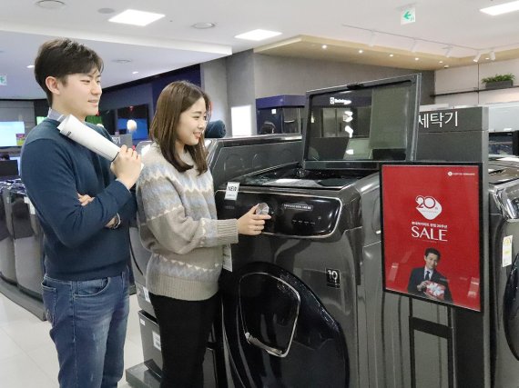 서울 강남구 소재 롯데하이마트 대치점에서 고객들이 상품을 살펴보고 있다.