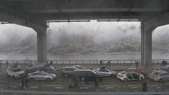 영화 '백두산'에서 백두산 화산 폭발 여파로 일어난 한강 해일이 잠수교를 덮치는 장면이다. [사진 CJ엔터테인먼트·덱스터스튜디오]
