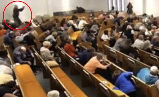 미국 텍사스 한 교회에서 총격 사건이 발생했다. 주위 신도(원 안)의 신속한 대응 사격으로 대량 살상을 막을 수 있었다. [유튜브 캡처]