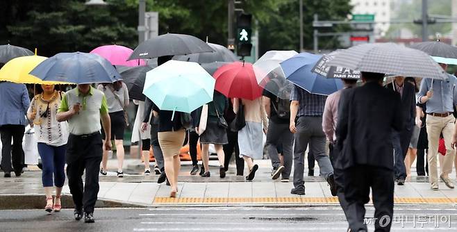 주 52시간 근무제가 시행된 2일 오전 서울 종로구 광화문 네거리에서 시민들이 출근을 하고 있다. / 사진=이기범 기자 leekb@